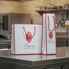 Shopper bianche e rosse sul bancone di una cucina, generate con l'AI