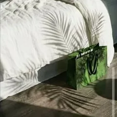 Shopper verde accanto a un letto, generata con l'AI