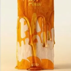 Busta arancione con miele che cola, generata con l'AI