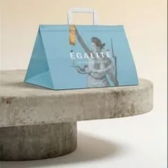 Shopper azzurra su un piedistallo di pietra, generata con l'AI