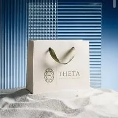 Shopper bianca sulla sabbia davanti a un vetro blu, generata con l'AI